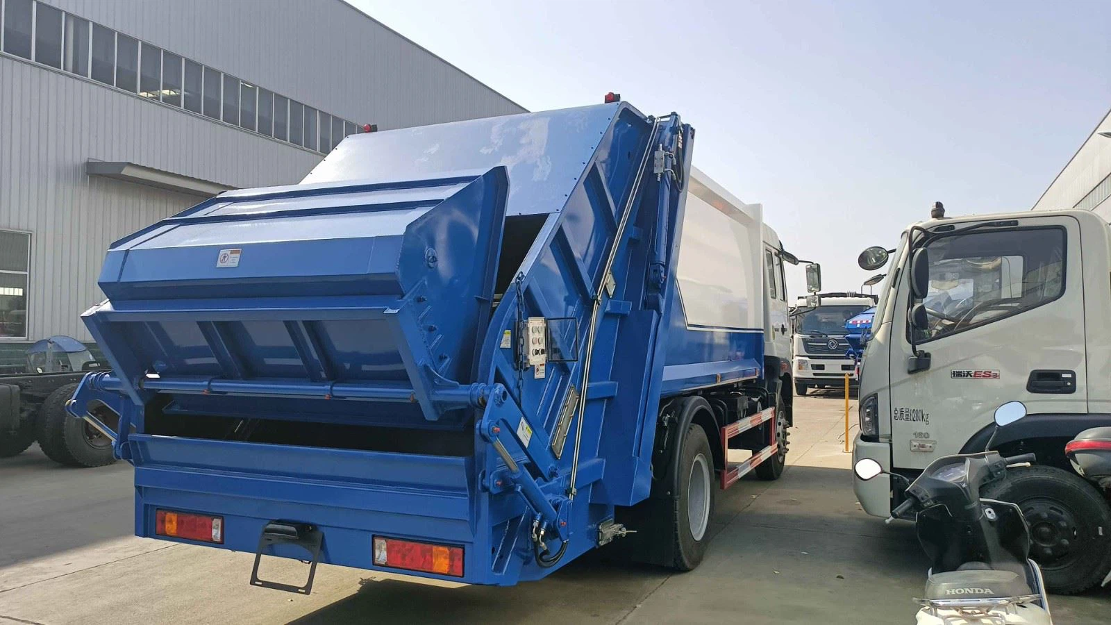 Municipal Waste Transfer Truck (8).jpg Municipal Waste Transfer Truck (8).jpg
