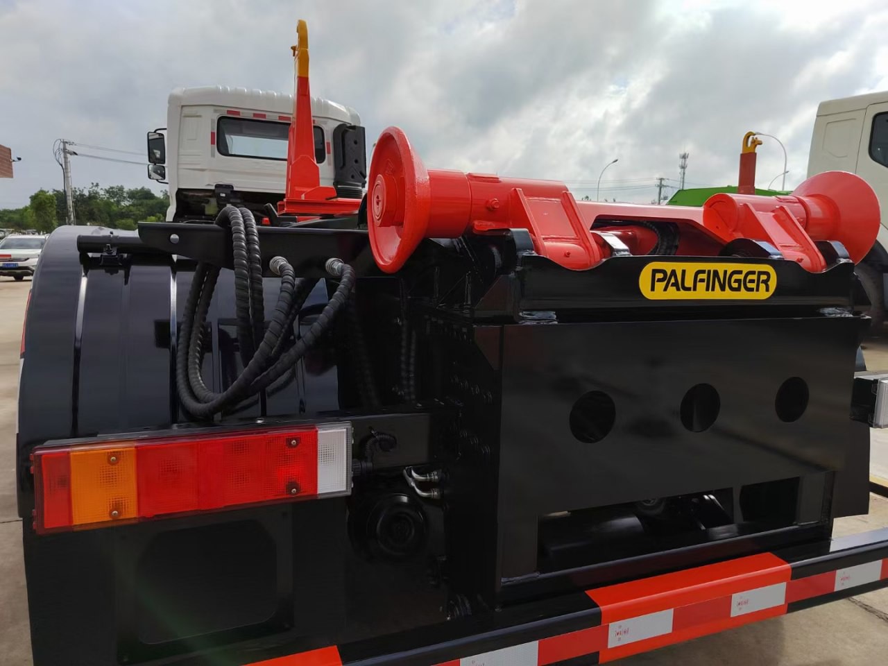 PALFINGER 30T Hook Lift Dumpster 6