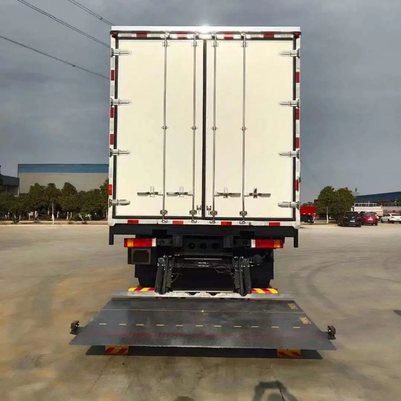 DFAC 8x4 18ton Freezer Box Truck 9